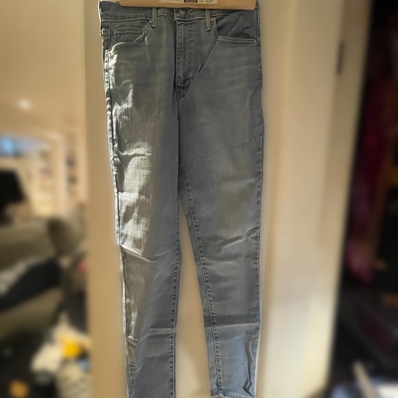 Levi’s 721 High Rise Skinny — Light Wash - Picture 3 of 3